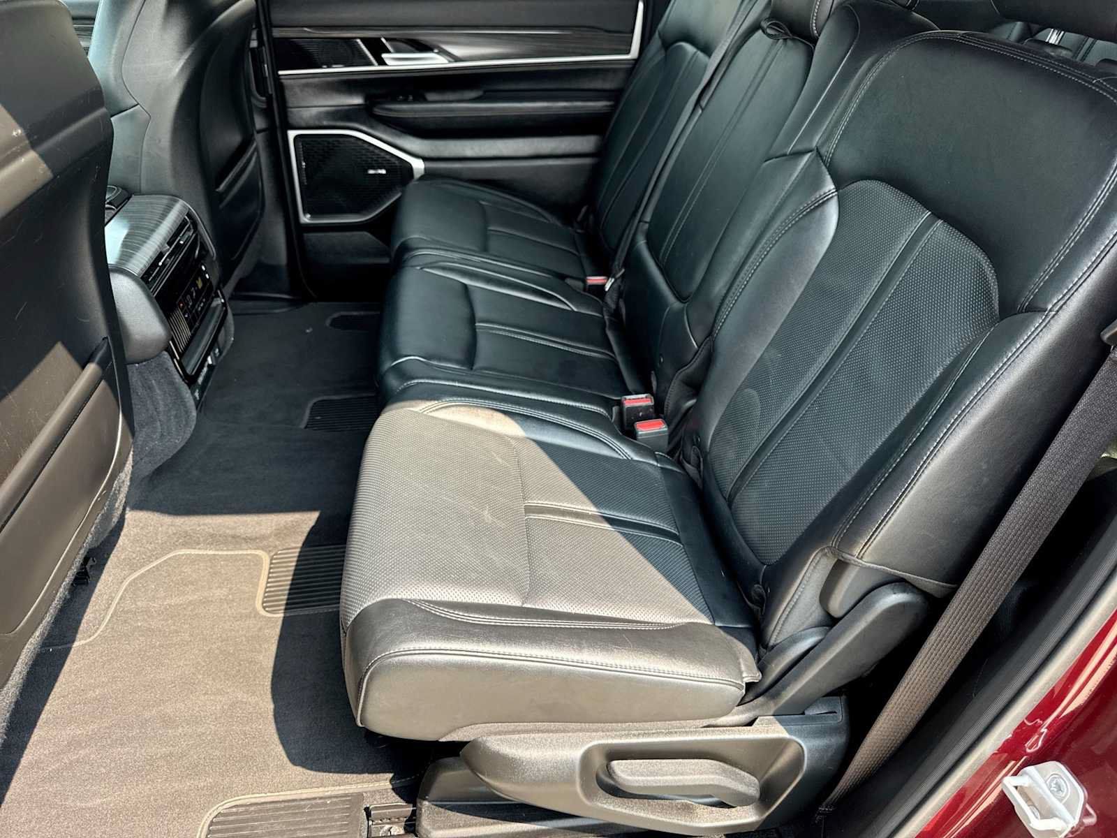 Used 2024 Jeep Wagoneer Series II w/ Flexible Seating Group AWD/4WD image 17