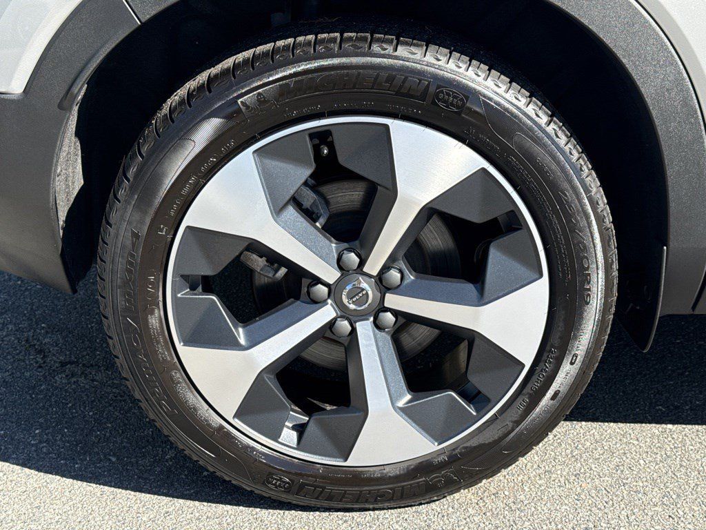 Used 2025 Volvo XC40 B5 Plus AWD/4WD image 10