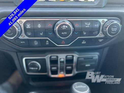 Used 2022 Jeep Gladiator Willys image 16