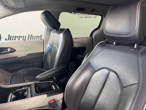 Used 2024 Chrysler Pacifica Limited image 4