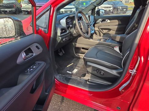 New 2026 Chrysler Pacifica Limited w/ S Appearance Package image 17