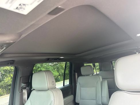 Used 2023 GMC Yukon XL SLT w/ SLT Luxury Package AWD/4WD image 5