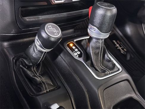 Used 2023 Jeep Gladiator Overland image 16