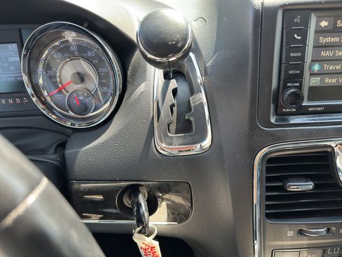 Used 2016 Chrysler Town & Country Touring w/ Driver Convenience Group image 28