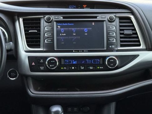 Used 2019 Toyota Highlander XLE AWD/4WD image 18