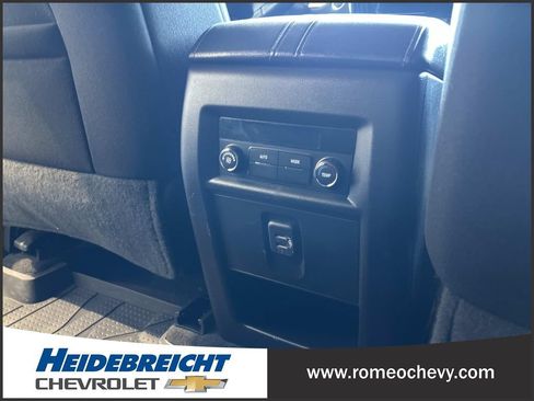 Used 2023 Chevrolet Traverse LT FWD image 17