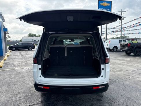 Used 2024 Jeep Wagoneer Series II w/ Flexible Seating Group RWD image 6