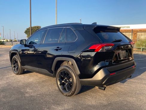Used 2021 Toyota RAV4 LE FWD image 6