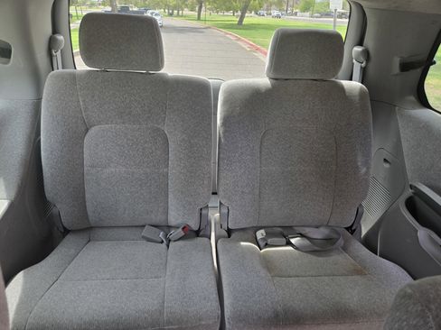 Used 2005 Kia Sedona LX w/ Value Pkg image 13