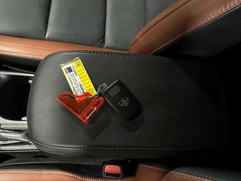 Used 2015 Toyota RAV4 Limited image 35