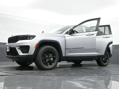 Used 2024 Jeep Grand Cherokee Altitude image 71