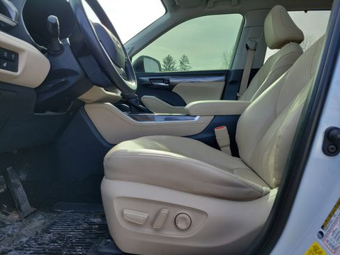 Used 2023 Toyota Highlander L image 16