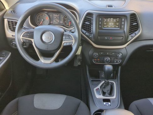 Used 2018 Jeep Cherokee Latitude w/ Safety Group FWD image 50