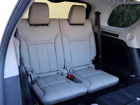 Used 2018 Land Rover Discovery SE image 16