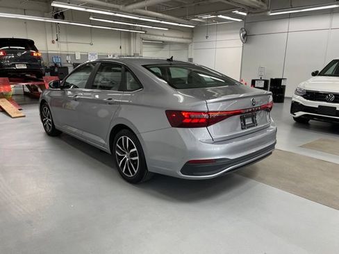 Used 2026 Volkswagen Jetta SE FWD image 2