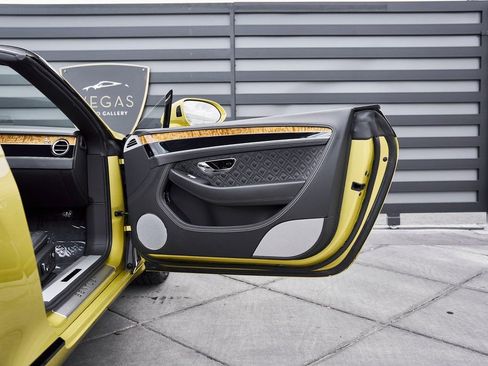 Used 2022 Bentley Continental GT image 21