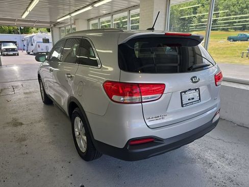 Used 2017 Kia Sorento FWD image 3