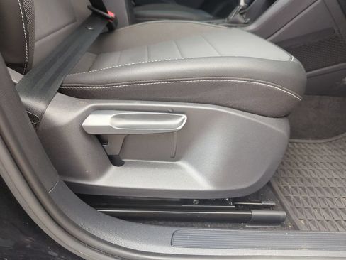 Used 2023 Volkswagen Taos SE w/ Panoramic Sunroof Package FWD image 38