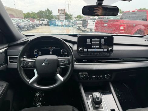 Used 2024 Mitsubishi Outlander SE Black Edition FWD image 13