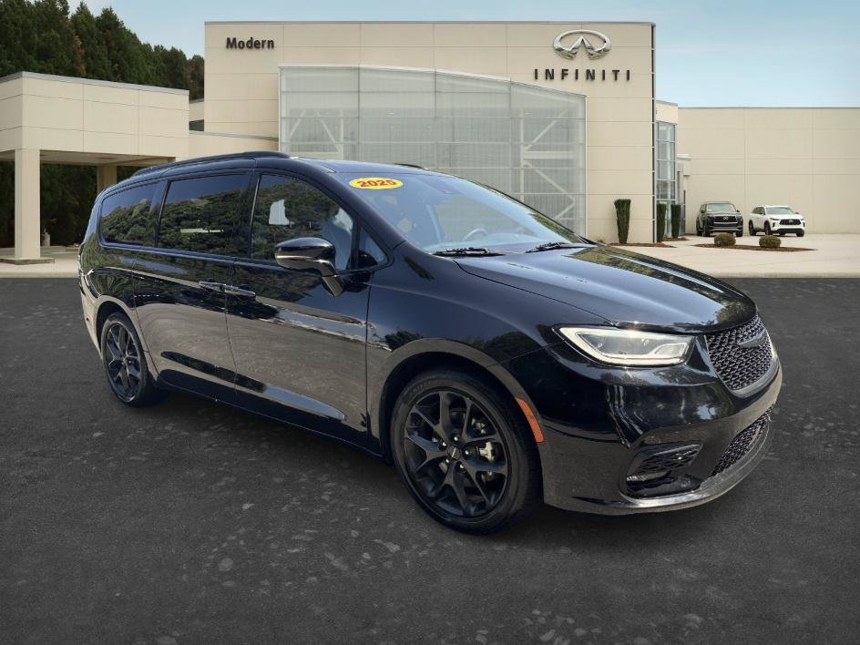 Used 2025 Chrysler Pacifica Limited FWD image 11