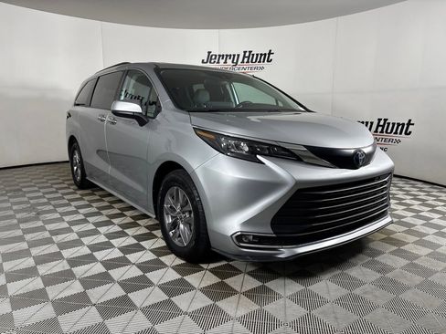 Used 2024 Toyota Sienna XLE FWD image 3