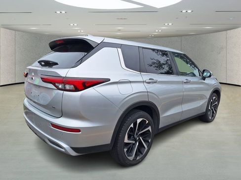 Used 2024 Mitsubishi Outlander SE Black Edition image 4