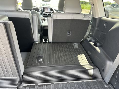 Used 2021 Toyota Highlander XLE AWD/4WD image 36