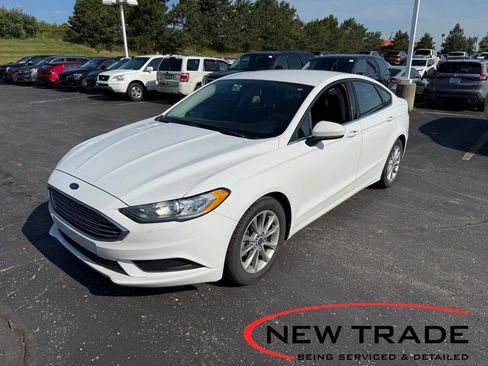 Used 2017 Ford Fusion SE w/ Fusion SE Technology Package FWD image 1