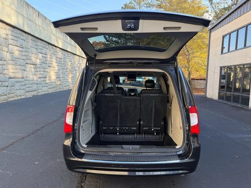 Used 2014 Chrysler Town & Country Touring FWD image 31