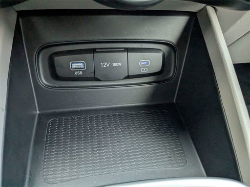 Used 2025 Hyundai Venue SEL image 19