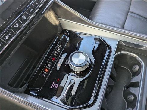 Used 2024 Jeep Wagoneer L Series II image 12