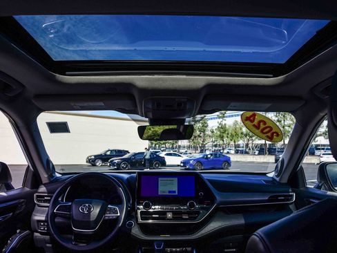 Used 2024 Toyota Highlander Limited image 18