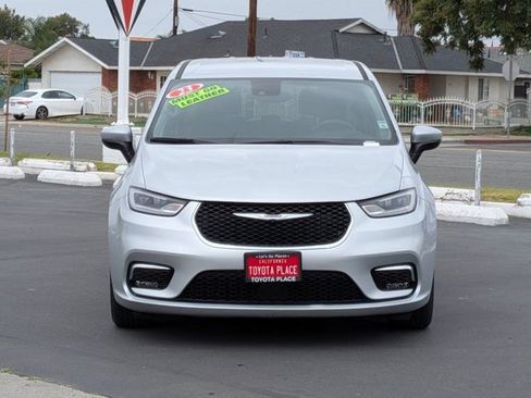 Used 2023 Chrysler Pacifica Touring-L FWD image 2