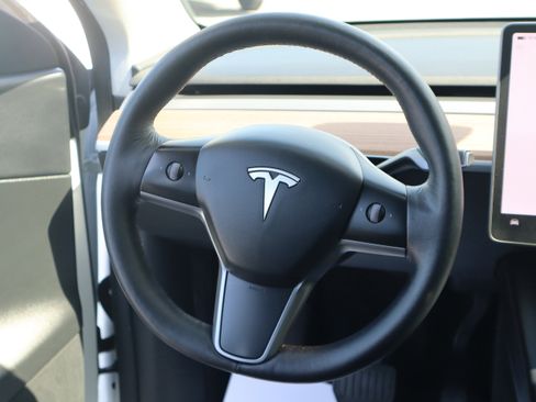 Used 2022 Tesla Model Y Long Range image 14