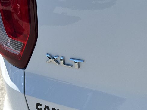 Used 2018 Ford Explorer XLT w/ Equipment Group 202A AWD/4WD image 8