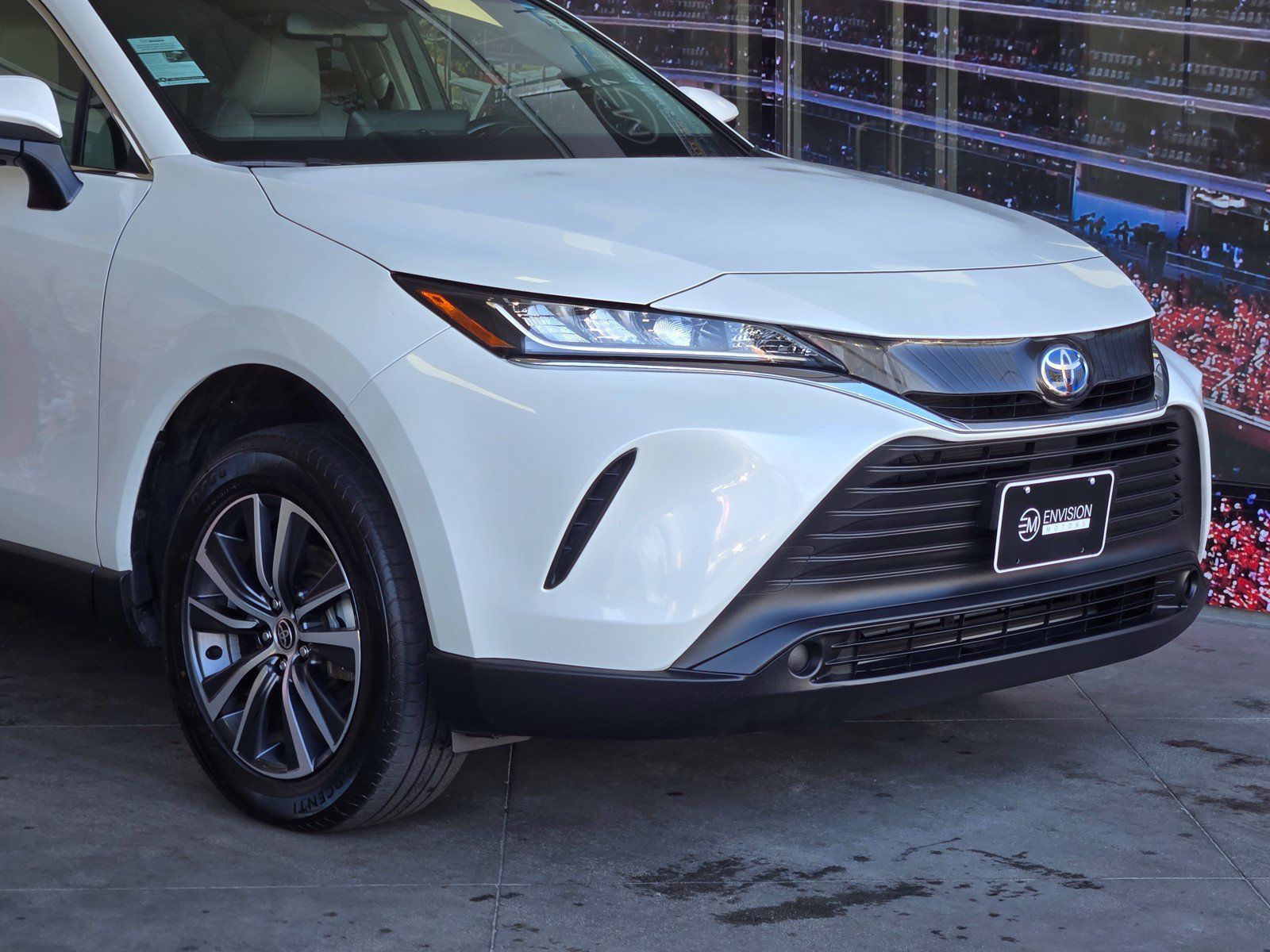 Used 2022 Toyota Venza LE AWD/4WD image 2