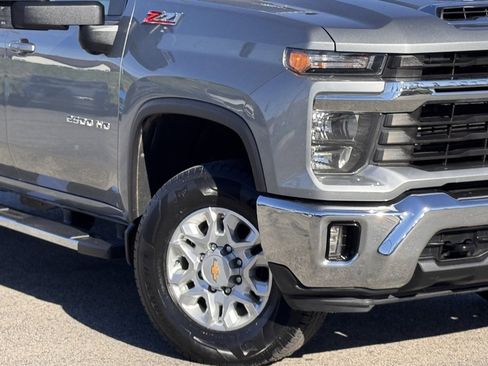 Used 2024 Chevrolet Silverado 2500 LT w/ Convenience Package image 4