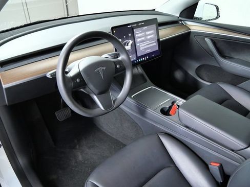 Used 2023 Tesla Model Y Long Range AWD/4WD image 3