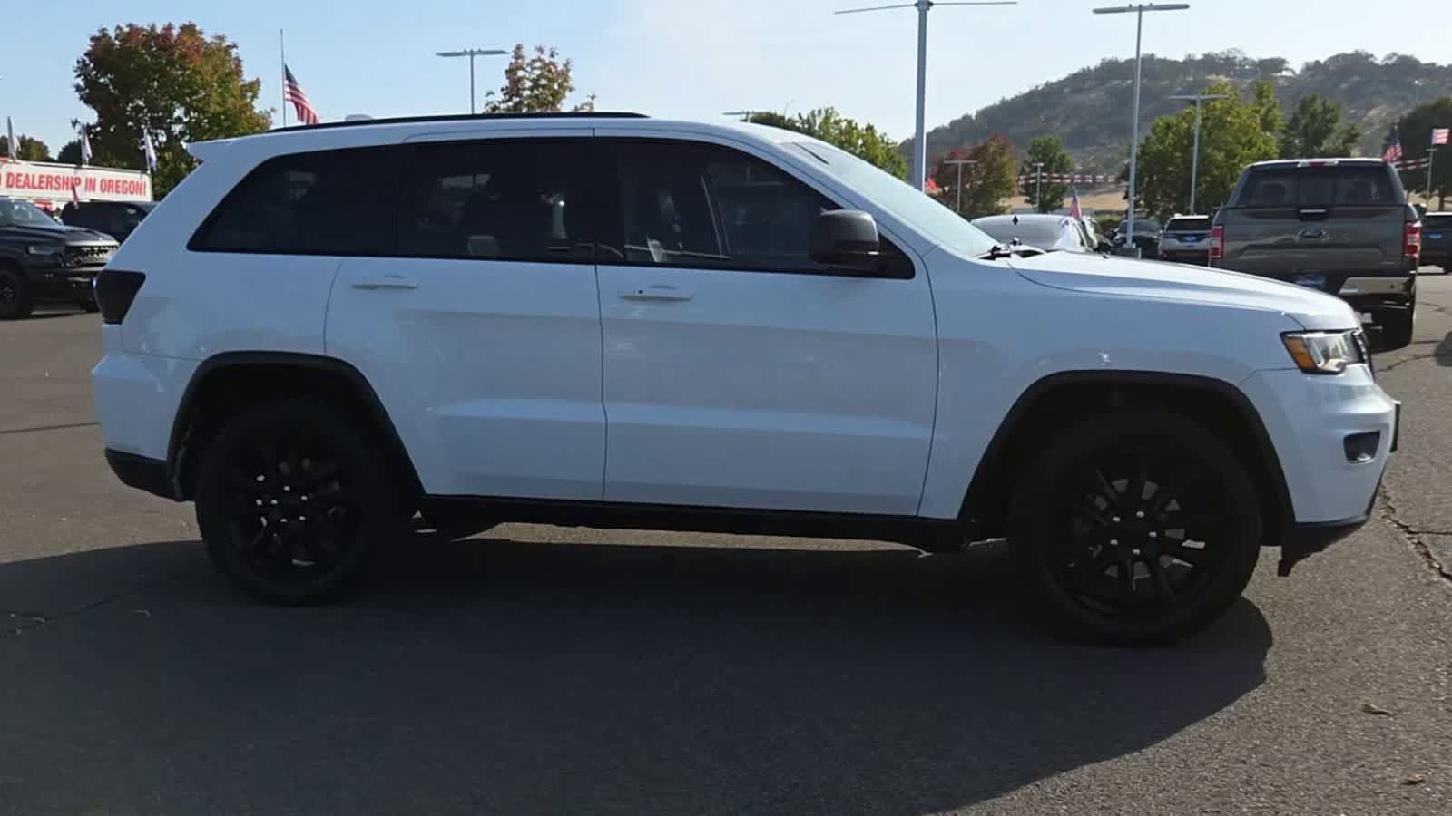 Used 2018 Jeep Grand Cherokee Altitude AWD/4WD image 9