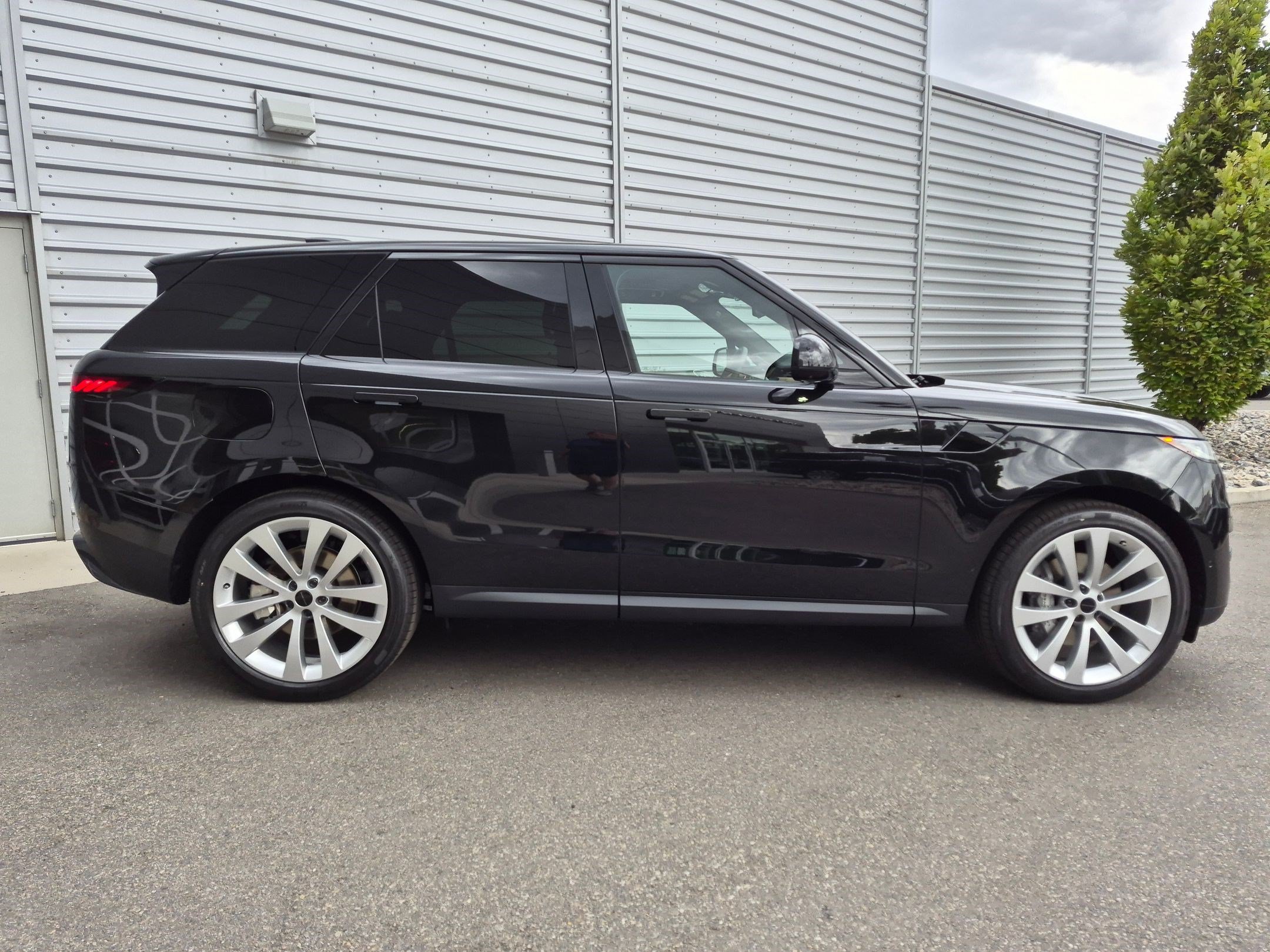 New 2027 Land Rover Range Rover Sport SE AWD/4WD image 4