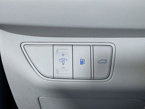 Used 2025 Genesis G70 2.5T image 16