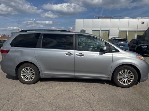 Used 2017 Toyota Sienna XLE image 2