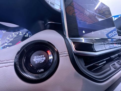 Used 2025 Jeep Compass Limited image 17