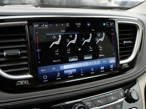 Used 2021 Chrysler Pacifica Limited w/ Uconnect Theater Family Group FWD image 34