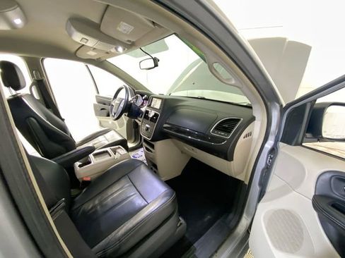 Used 2014 Chrysler Town & Country Touring w/ Driver Convenience Group image 39