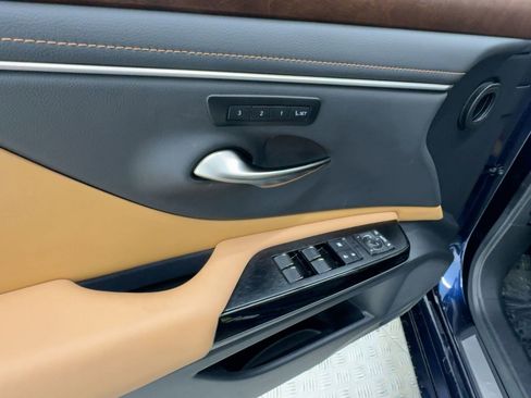 Certified 2025 Lexus ES 350 w/ Premium Package image 13