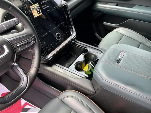 Used 2025 GMC Yukon XL AT4 AWD/4WD image 18