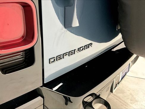 Used 2025 Land Rover Defender 110 X-Dynamic SE image 24