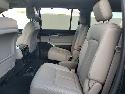 Used 2022 Jeep Wagoneer Series III w/ Convenience Group I image 20