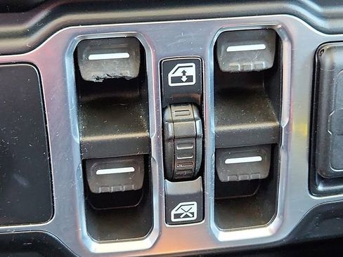 Used 2021 Jeep Wrangler Unlimited Sahara AWD/4WD image 20